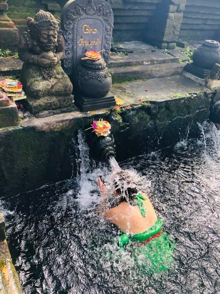Under the water, offerings above